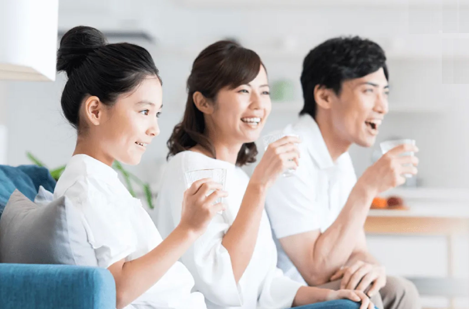 家族で水を飲むイメージ