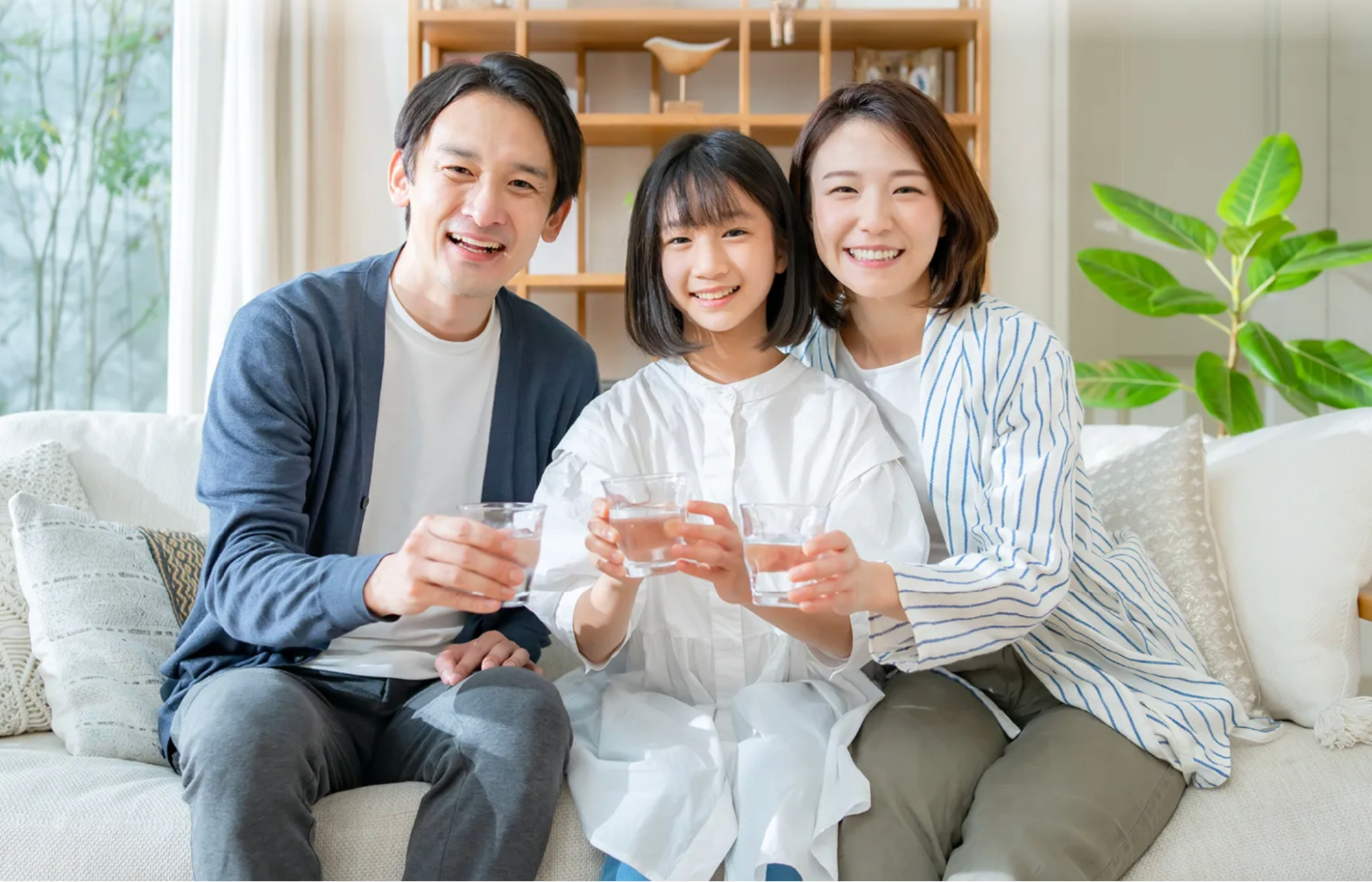 笑顔で水を飲む家族