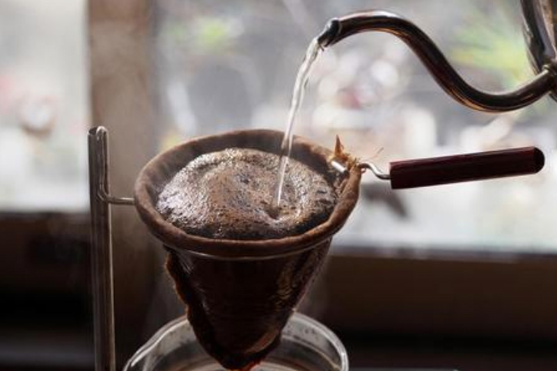 朝の光の中で淹れるハンドドリップコーヒー