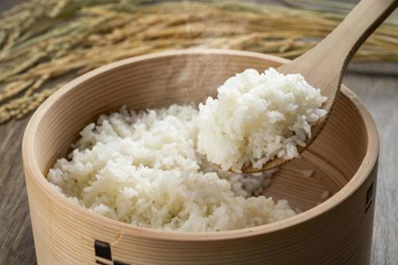 炊きたてのつやつやしたご飯とお味噌汁