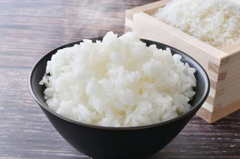 澄んだ黄金色の昆布出汁