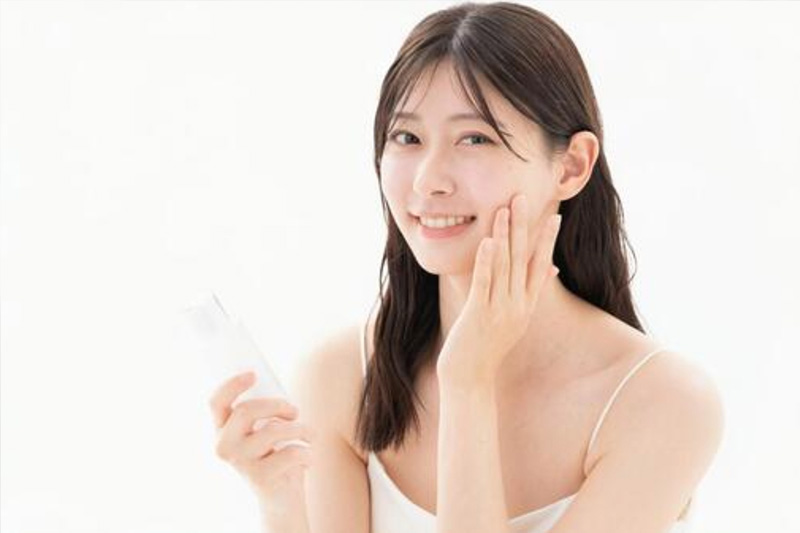 洗顔後の肌にミストを浴びる瑞々しいイメージ