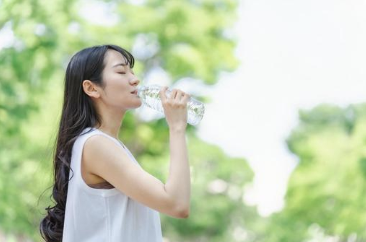 ヘルシーな朝食と一杯の水
